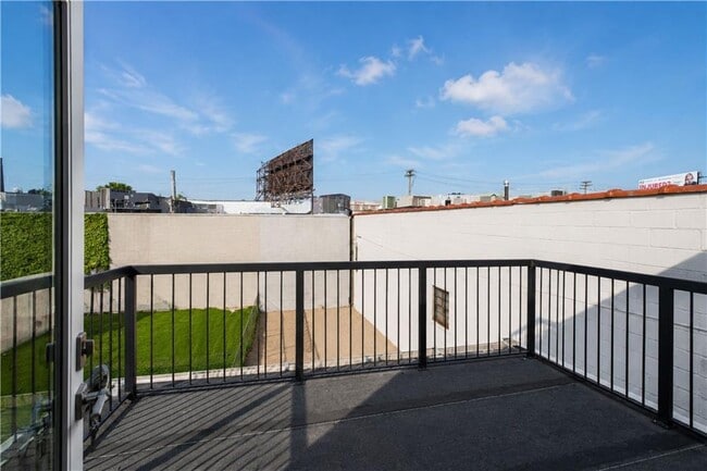 Building Photo - 2171 Hendrickson St