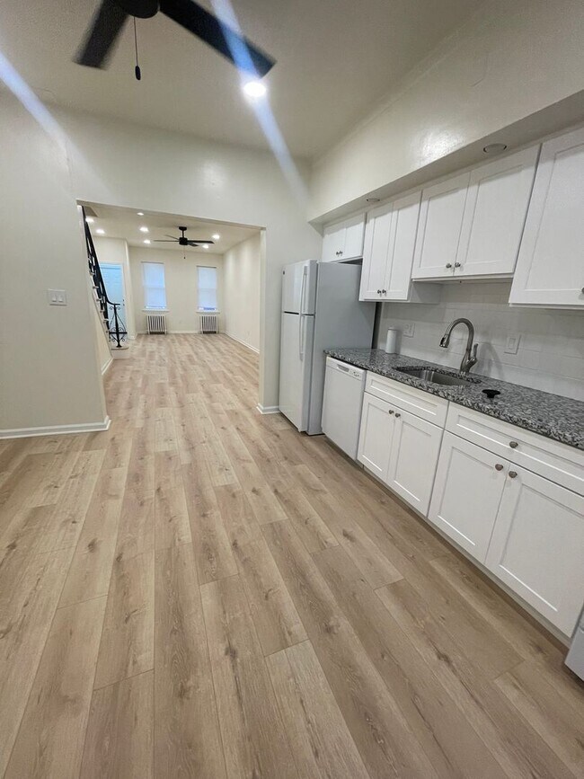 Building Photo - NEWLY UPDATED SPACIOUS 3-BEDROOM HOUSE IN ...