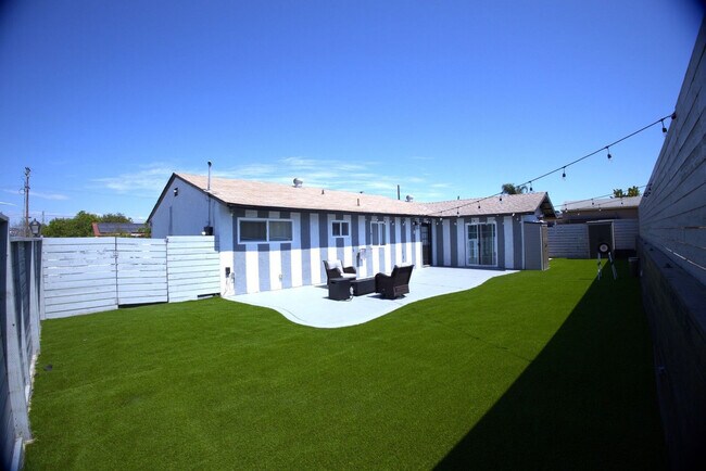 Building Photo - 660 Sunnyside Ave