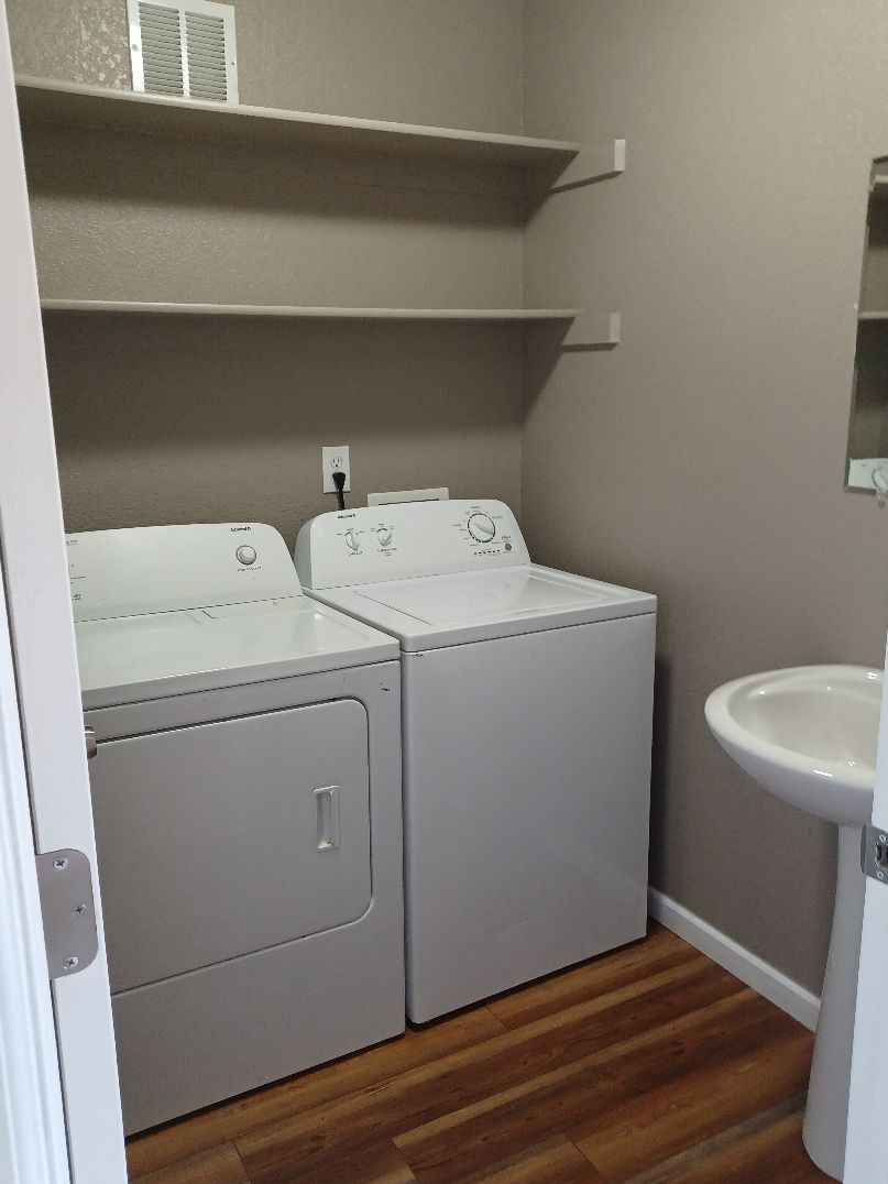 Building Photo - 3200 Rock Point Ct