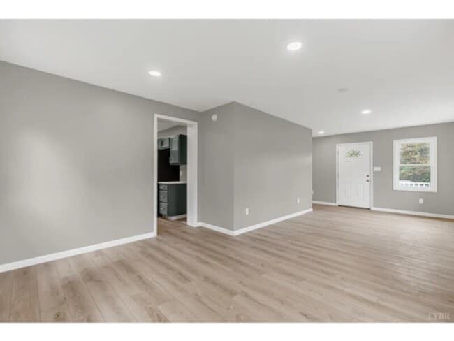 Building Photo - 3 Bedroom 1 Bathroom