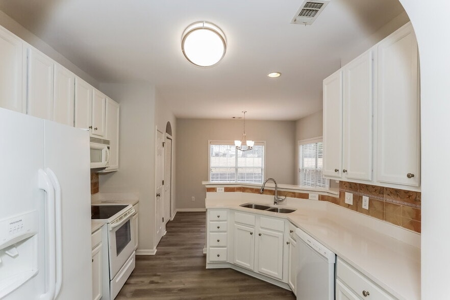 Building Photo - 2650 Neighborhood Walk