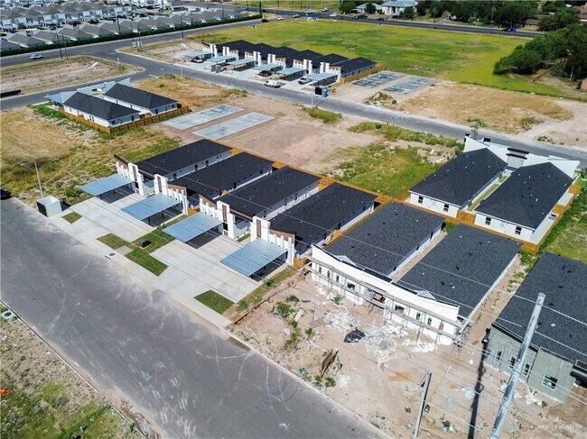Building Photo - 604 N Onyx Ave