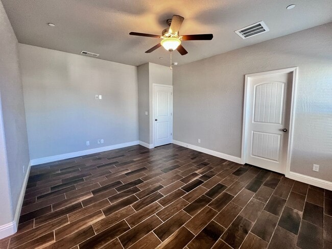 Building Photo - $2,795 Leonard & Gettysburg, 3 Bedroom 2.5...