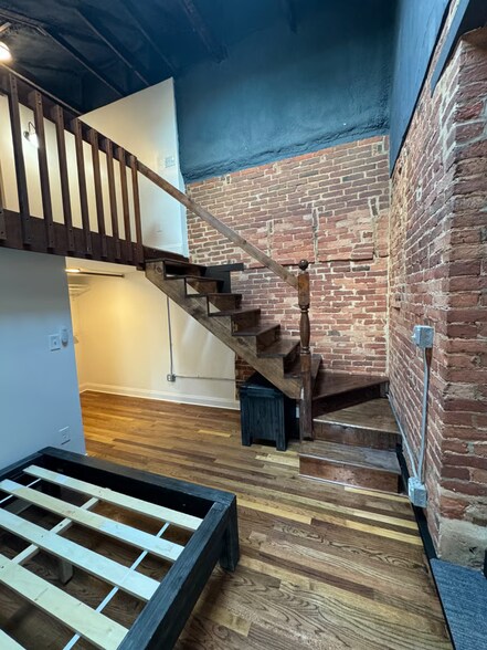 Building Photo - 1419 Bank St