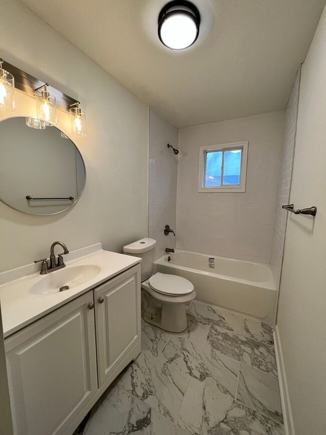 Building Photo - COMING SOON- 4bed/1.5bath for rent!