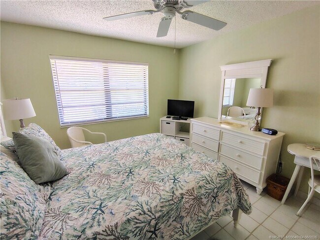 Building Photo - 5211 SE Sea Island Way