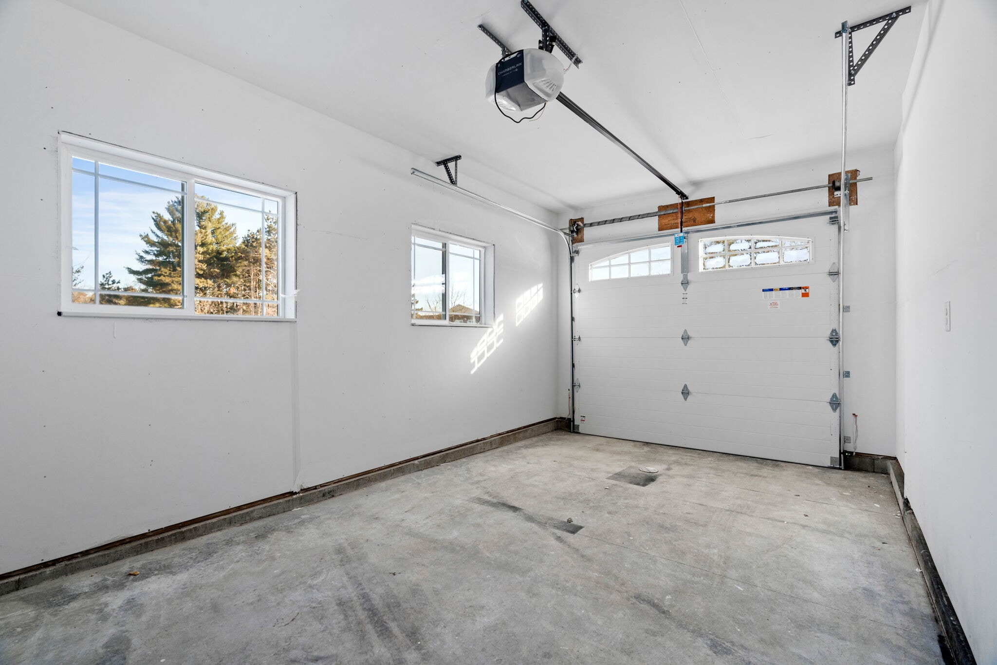 Building Photo - 425 W 8th St