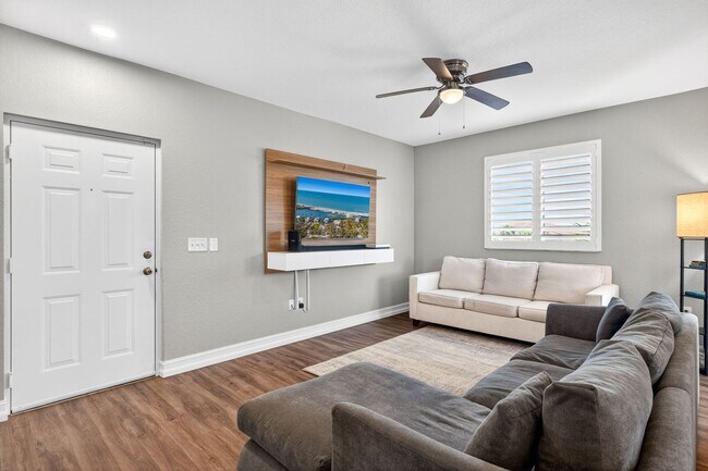 Building Photo - NOW AVAILABLE - Cozy Condo in Tuscany Gardens!