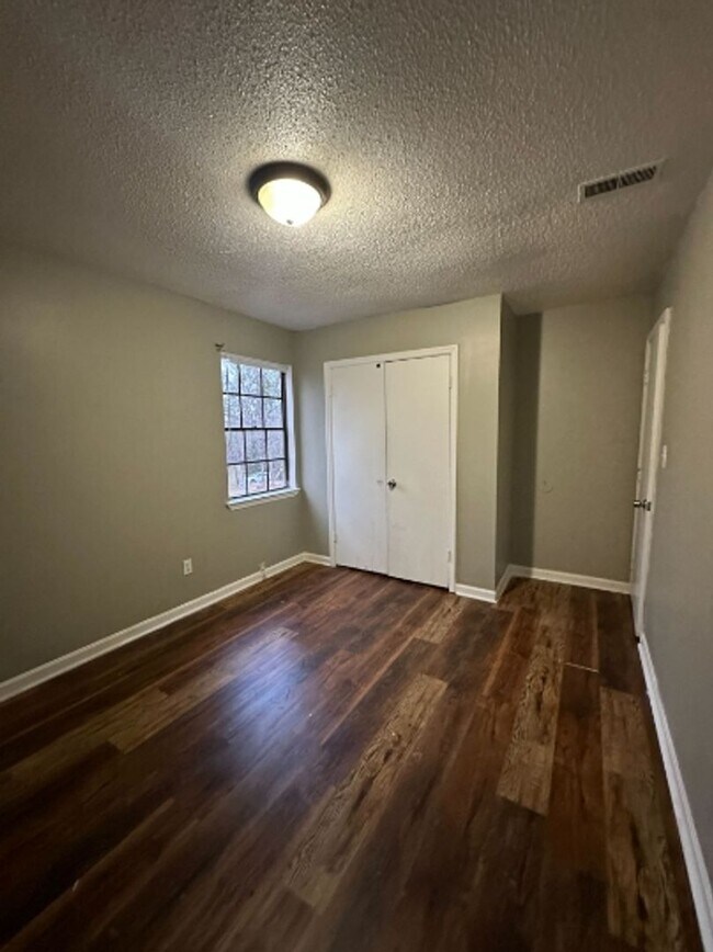 Building Photo - Charming Duplex for Rent- Spacious and Convenient Living!