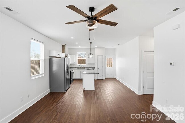 Building Photo - 102 Snyder Ct NE