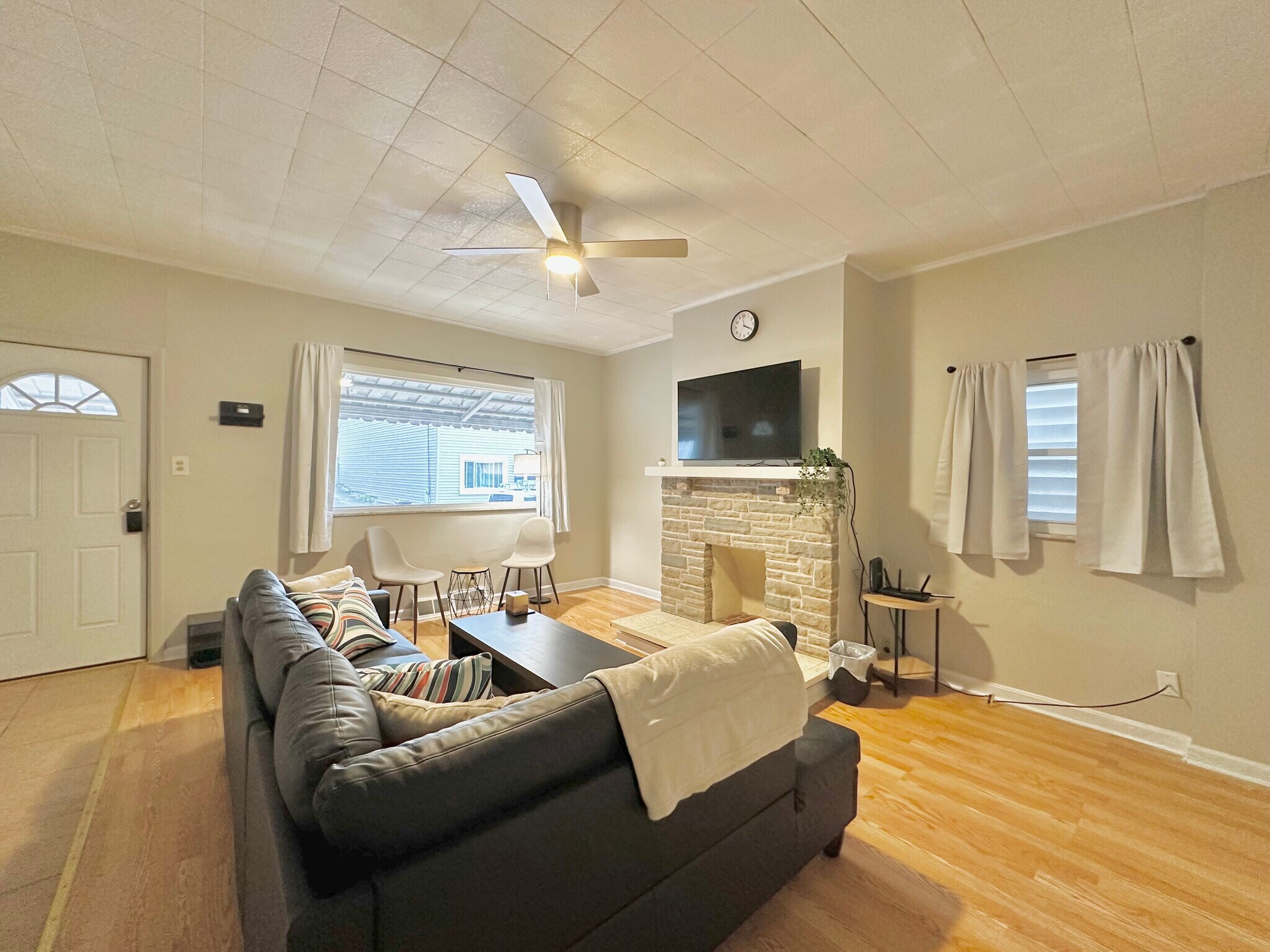 Building Photo - 324 Ella St