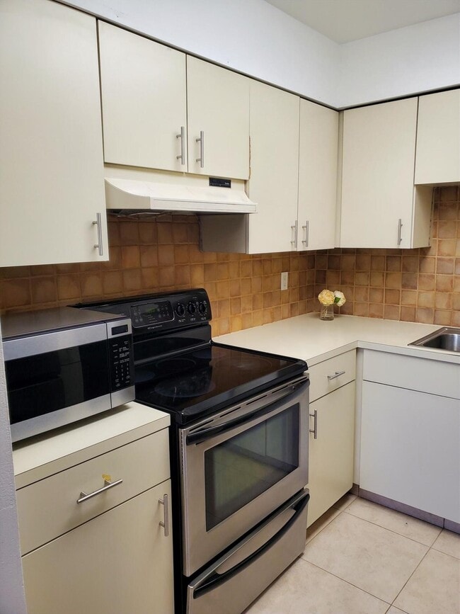 Building Photo - 2445 SW 22nd Ave