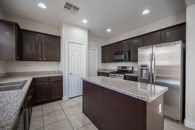 Building Photo - Beautiful 4 Bedroom 2.5 bath Home in the Southwest!