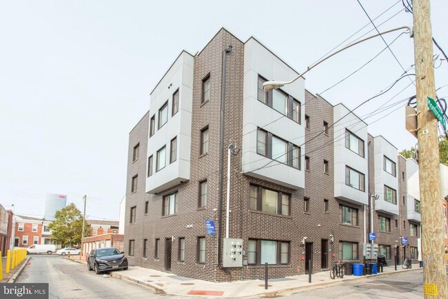 Building Photo - 2553 Montrose St