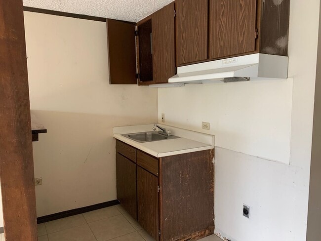 Building Photo - STUDIO 1 BATH UNIT