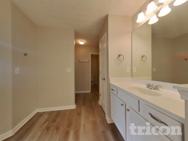 Building Photo - 2345 Village Green Dr