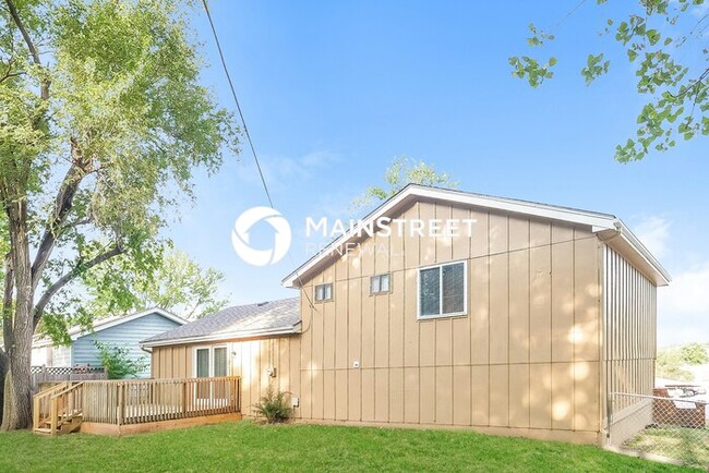 Building Photo - 3 Bedroom Pet-Friendly Home in Overland Park, KS with Main Street Renewal
