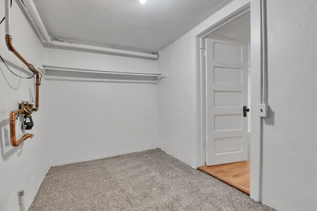 Building Photo - $1,295.00, 1 bed, 1 bath newly renovated basement unit located in Denver.