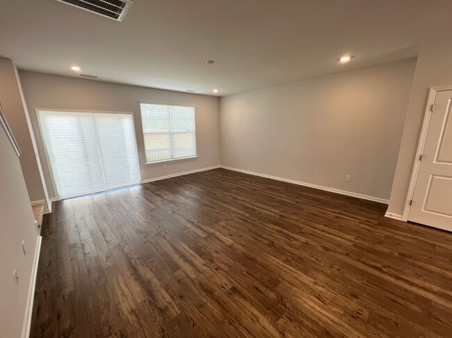 Building Photo - Spacious, Like-New Townhome with Premium F...