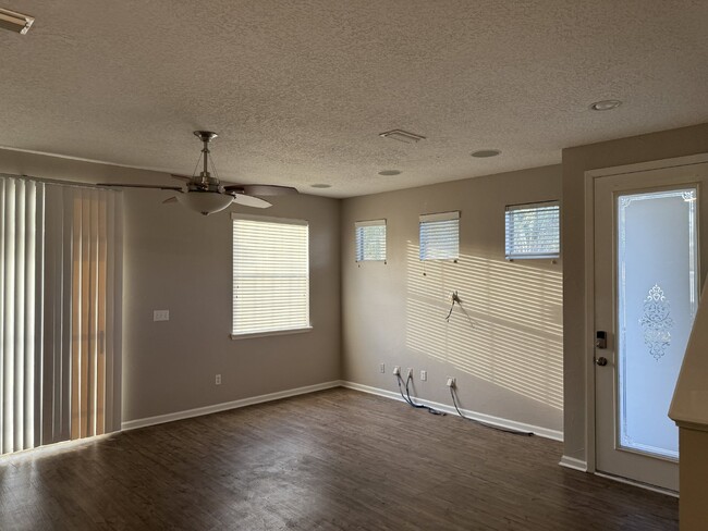 Building Photo - 3 Bedroom 2.5 Bathroom Townhouse in Briar ...