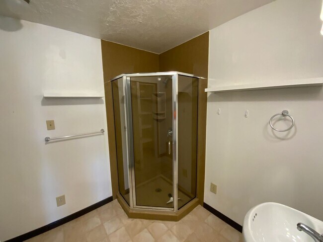 Building Photo - 3 Bedroom Single Story Home Available Near...