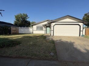 Building Photo - 817 Redwood Ave