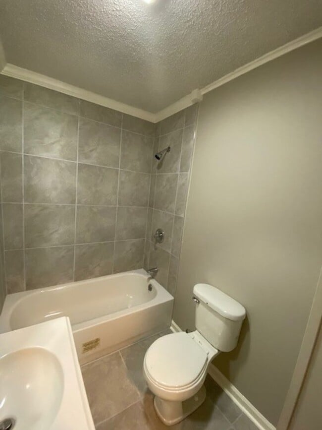 Building Photo - Renovated 2 Bedroom 1 Bath Home for Rent!