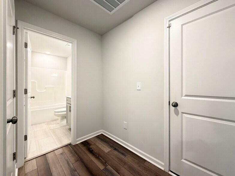 Building Photo - 3018 Brellon Ln