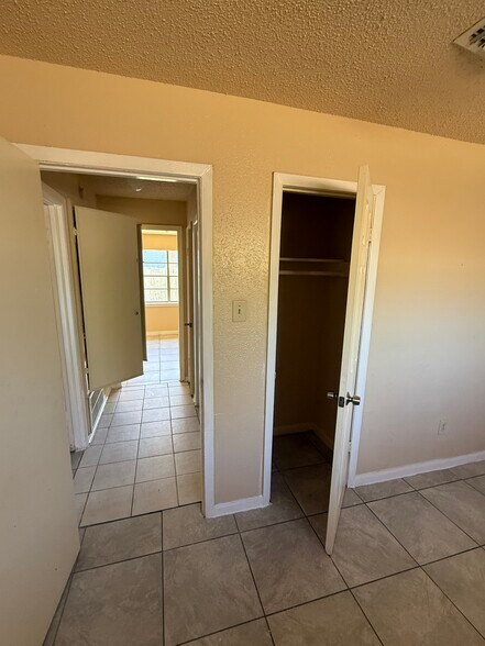 Building Photo - 5605 Pickfair St