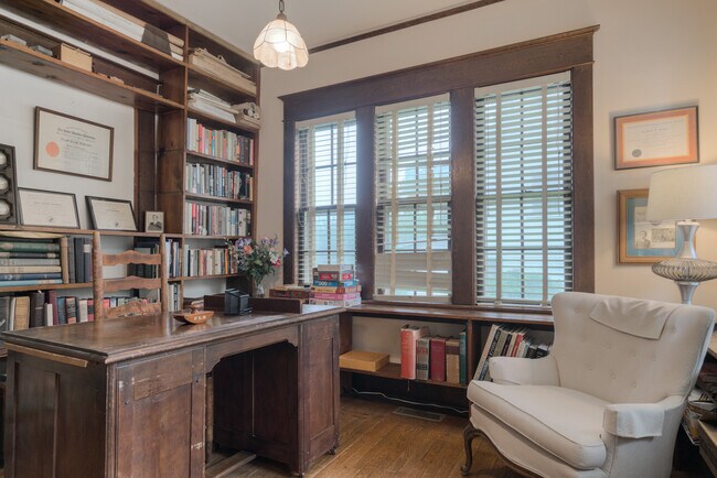 Building Photo - 207 Otey St