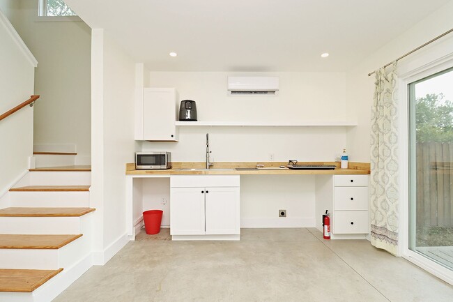 Building Photo - Light-Filled Downtown Studio Near UVA Medical Center