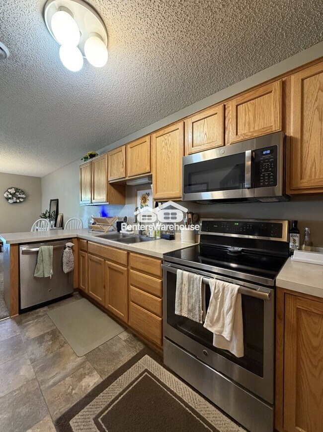 Building Photo - 2BD/1.5BA Townhome in New Prague Available 8/3!