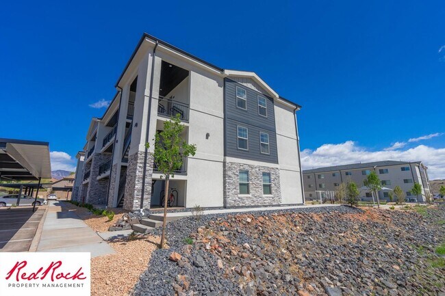 Building Photo - Inviting 2 Bedroom End Unit Condo - Pet Friendly!