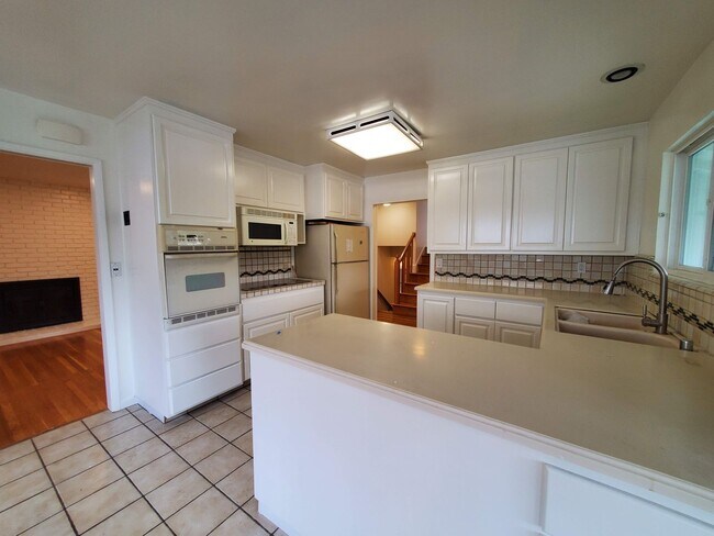 Building Photo - Mont Marin 4x3 home with bedroom suites on...