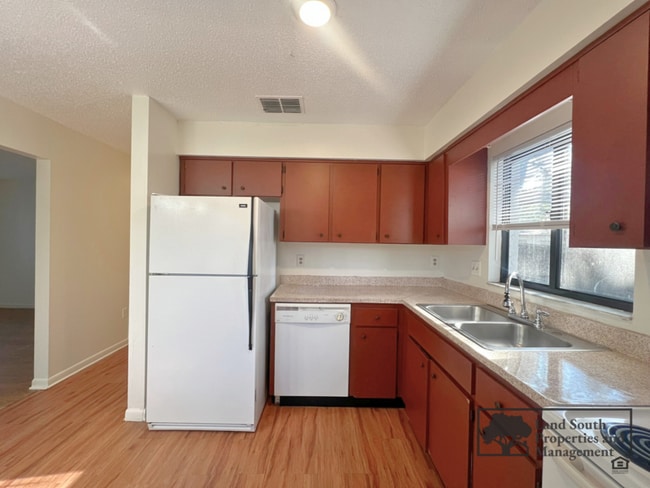 Building Photo - 120 Rosalynn Cir
