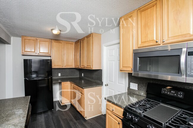 Building Photo - Cozy 3 BR 2 BA Home