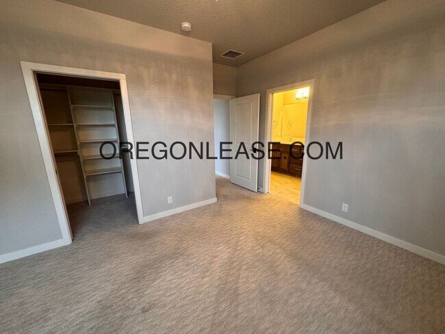 Building Photo - 3 Bedroom 3 bath Crescent village home