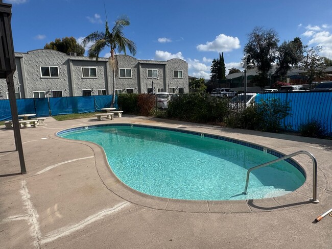 Building Photo - 2 Bedroom Townhome Remodeled