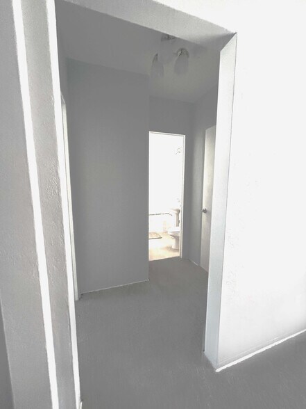 Building Photo - 941 N Oleander Ave