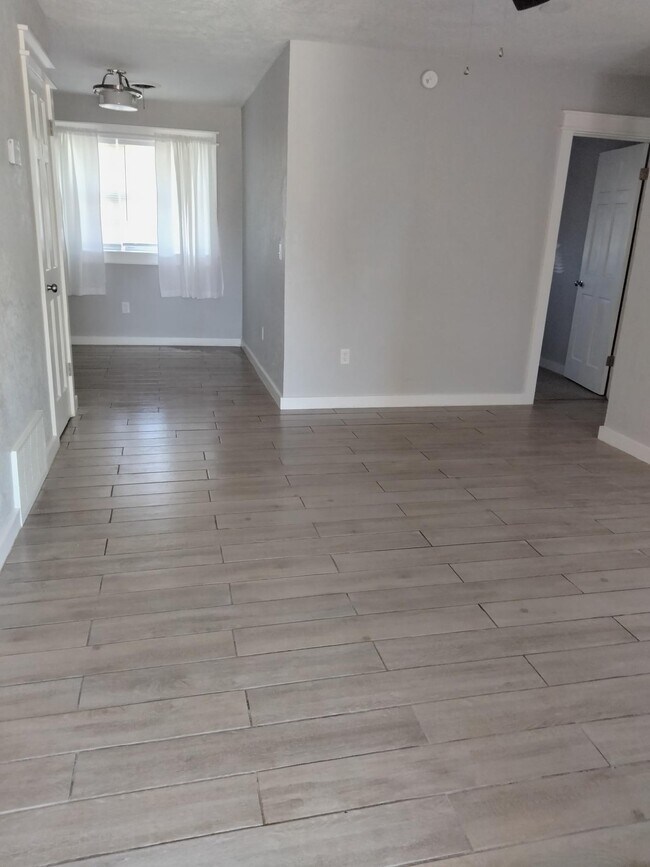 Building Photo - 4609 NW Ozmun Ave