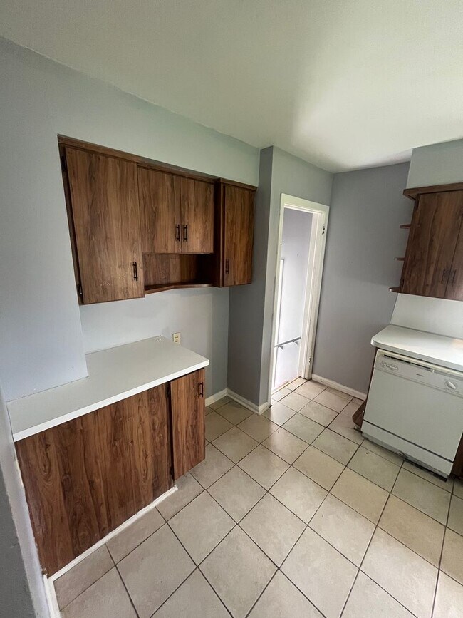 Building Photo - Section 8 Accepted! Newly Renovated 3-Bedr...