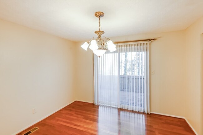 Building Photo - 5323 Dixieland Rd