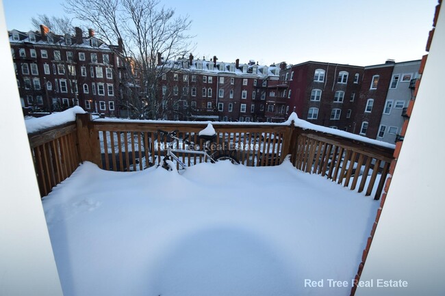 Building Photo - 1689 Beacon St