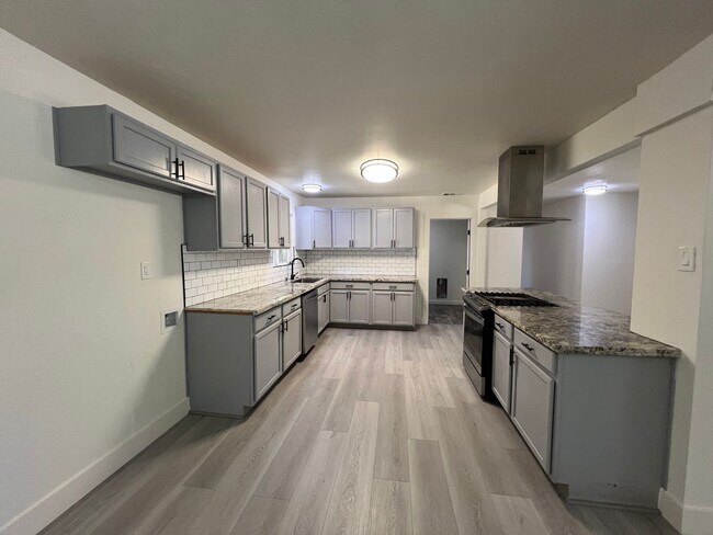 Building Photo - Beauitfully upgraded 3 Bedroom on large lot!