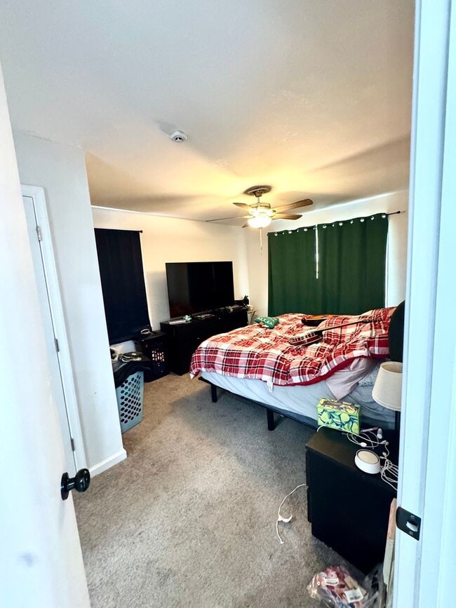 Building Photo - 4 bed 2 Bath Home for Rent in Portsmouth!