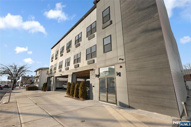 Building Photo - 51 E Main St