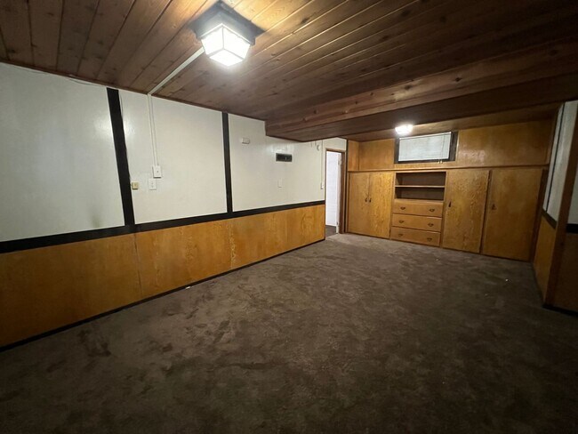 Building Photo - 3 Bed / 1.75 Bath Home for Rent in Bremert...