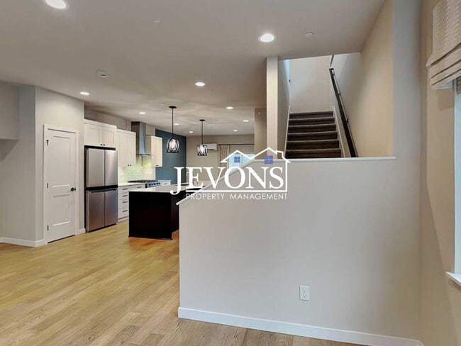Building Photo - Coming soon! Modern Townhome Living in Prime Issaquah Location