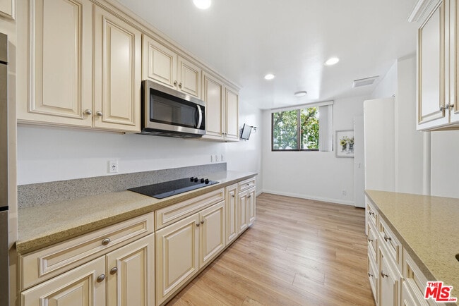 Building Photo - 141 S Linden Dr